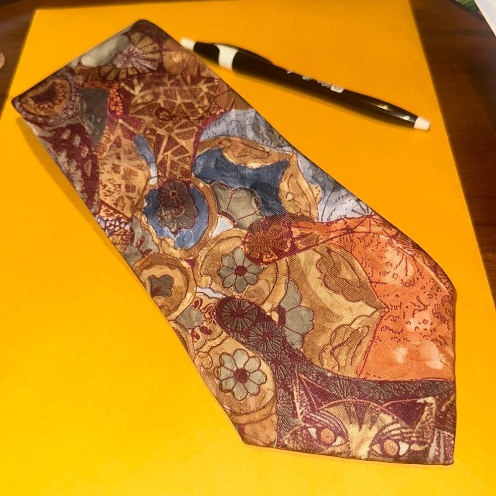 Beekman Place Brown, Tan 100% Polyester Tie, Clean.